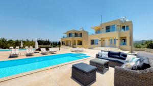 Bazén v ubytovaní Liberty & Freedom Luxury Villas alebo v jeho blízkosti