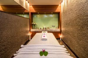 uma casa de banho com uma cama de massagem e um lavatório em The Park New Delhi em Nova Deli