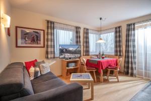 A television and/or entertainment centre at Appartements Fortuna