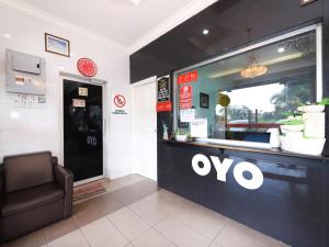 a restaurant with a counter and a chair in front at OYO 746 Hotel Comfort in Ipoh