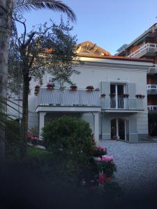 Casa bianca con balcone e fiori di Guesthouse Villa Jung a Bordighera