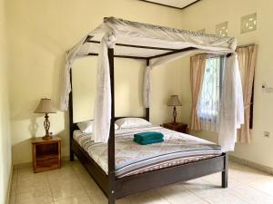 Tempat tidur dalam kamar di Tregge Surf Camp Uluwatu