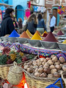 einen Markt mit Gemüsekörben auf dem Tisch in der Unterkunft Kendaka Nubian House in Assuan