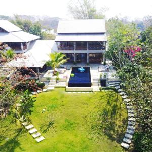 eine Luftansicht eines Hauses mit Hof in der Unterkunft Ping Pool Villa 1 in Mae Rim
