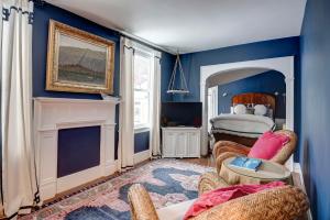 ein blaues Zimmer mit einem Schlafzimmer mit einem Bett in der Unterkunft 34 State "Historic Luxury Suites" Skaneateles in Skaneateles
