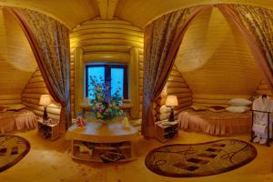 um quarto com duas camas e uma mesa e uma janela em Guest House Prestige em Smolensk