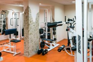 The fitness centre and/or fitness facilities at Hotel Narád