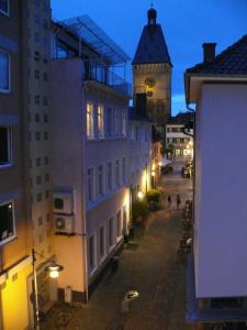 a city street with a clock tower in the distance at Ferienwohnung Speyer in Speyer