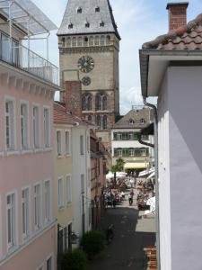 a street with a clock tower in a city at Ferienwohnung Speyer in Speyer