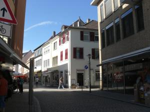 a street with buildings and people walking down a street at Ferienwohnung Speyer in Speyer