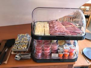 Jedlo v ubytovaní bed & breakfast alebo blízkom okolí