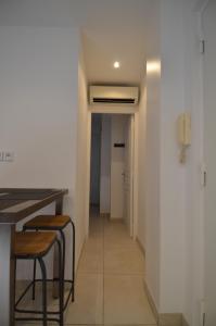 a kitchen with a table and chairs and a hallway at Appartement 4 personnes grande terrasse dans le Carré d Or à Nice in Nice