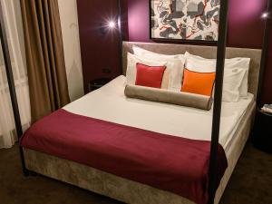Ein Bett oder Betten in einem Zimmer der Unterkunft ArtLoft Garni Hotel