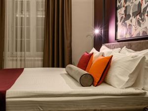 Ein Bett oder Betten in einem Zimmer der Unterkunft ArtLoft Garni Hotel