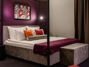 Ein Bett oder Betten in einem Zimmer der Unterkunft ArtLoft Garni Hotel