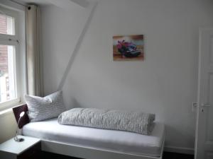 Sofá blanco sentado en una habitación con ventana en Ferienwohnung Speyer en Espira