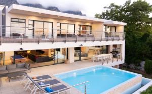 eine Luftansicht eines Hauses mit Pool in der Unterkunft Geneva Drive Villa in Kapstadt