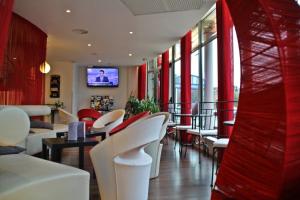 Ο χώρος του lounge ή του μπαρ στο Kyriad Charleville Mezieres