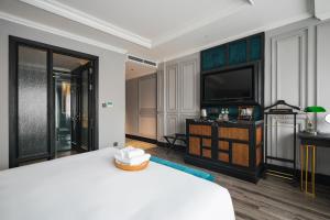 Postel nebo postele na pokoji v ubytování Solaria Hanoi Hotel