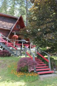 a staircase leading to a cabin with a house at Sunny Bluffs Chalets in Kaslo
