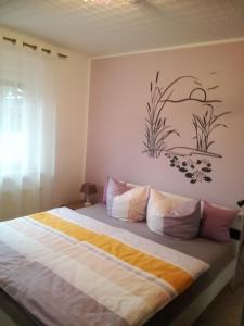 een slaapkamer met een bed met bloemen aan de muur bij Marina in Bleckede
