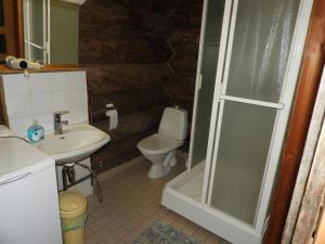 un bagno con wc, lavandino e doccia di Pajuruka a Kuusamo