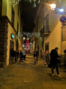 ヴィトルキアーノにあるLocazione Turistica Vicolo delle Cordonateの夜の人々