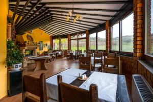 A restaurant or other place to eat at Stupnički Dvori Winery Hotel