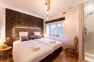 ein Schlafzimmer mit einem großen Bett und einer Dusche in der Unterkunft La Villa des Sources à 500 mètres du circuit in Francorchamps