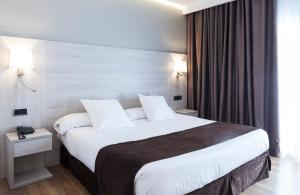 Postel nebo postele na pokoji v ubytování Hotel Helios Lloret