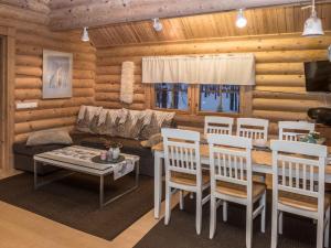 ein Esszimmer und ein Wohnzimmer mit Tisch und Stühlen in der Unterkunft Holiday Home Syväniemi by Interhome in Säkkilänvaara