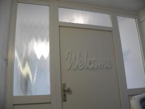 a door with the word welcome written on it at Ferienwohnung Speyer in Speyer