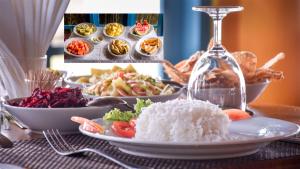 una mesa con platos de arroz y tazones de comida en Palace Mirissa, en Mirissa