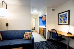 Ein Sitzbereich in der Unterkunft Holiday Inn Express & Suites Wausau, an IHG Hotel