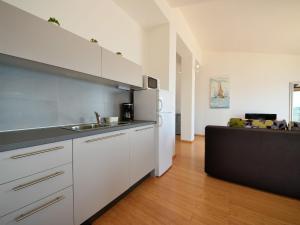 Kuchyň nebo kuchyňský kout v ubytování Apartment Val 2-1 by Interhome