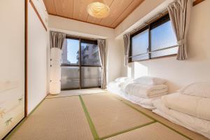 Postel nebo postele na pokoji v ubytování Uhome Akihabara Apartment 3