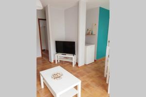 A television and/or entertainment centre at Los Cancajos Apartamento Amelia