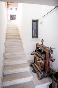 una escalera que conduce a una habitación con un molino de madera en Erzsébet Pince, en Tokaj