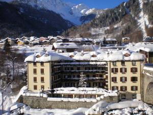 a building with snow on top of it at Hotel Tavernier in Courmayeur