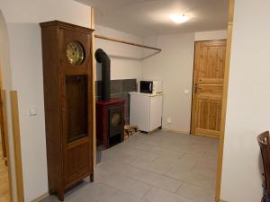TV a/nebo společenská místnost v ubytování Vybavený apartmán v lyžařském středisku Mikulov v Krušných horách