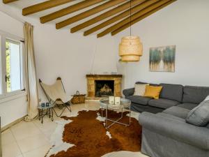 - un salon avec un canapé et une cheminée dans l'établissement Belvilla by OYO Casa La Vida, à Benissa