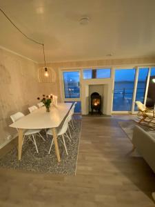 comedor con mesa, sillas y chimenea en Rorbu by Nappstraumen, Lofoten, en Gravdal