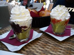 zwei Becher Eiscreme, die auf Tellern auf einem Tisch sitzen in der Unterkunft Casa Canape in Gioiosa Marea