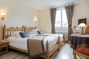 1 dormitorio con 2 camas y ventana en Hôtel Restaurant Le Bristol, en Niederbronn-les-Bains