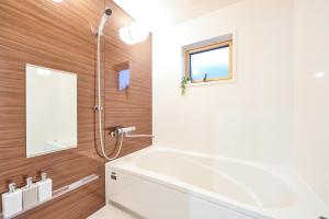 Ein Badezimmer in der Unterkunft E-horizon Resort コンドミニアム名護 C