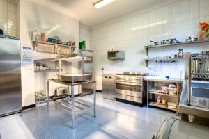 eine große Küche mit Küchengeräten aus Edelstahl in der Unterkunft Tower House Executive Guest House in Pontefract