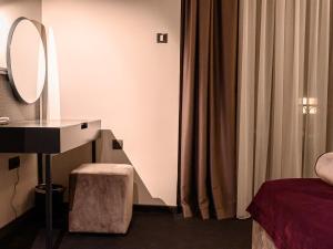 Ein Bett oder Betten in einem Zimmer der Unterkunft ArtLoft Garni Hotel