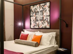 Ein Bett oder Betten in einem Zimmer der Unterkunft ArtLoft Garni Hotel