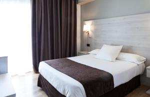 Postel nebo postele na pokoji v ubytování Hotel Helios Lloret