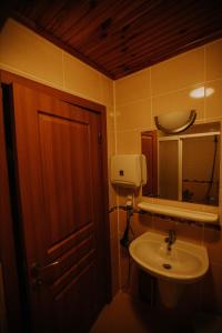 bagno con lavandino e specchio di ERİSH APART HOTEL a Kerpe
